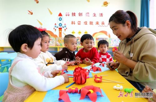 孩子们在社区驿站里的留守儿童之家开展手工制作活动。.jpg