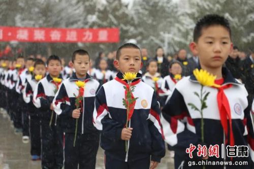 图为小学生祭扫革命先烈。高台县委宣传部供图