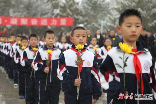 高台县干群风雪祭英烈4.JPG