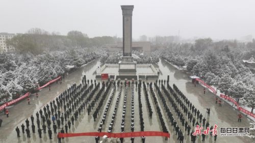 高台县干群风雪祭英烈1.JPG