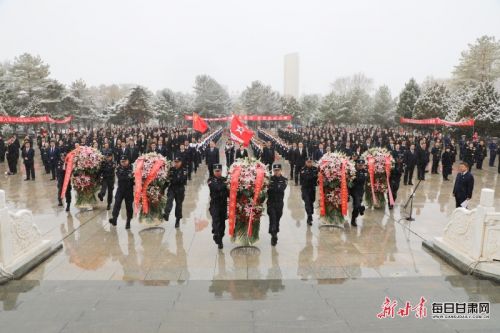 高台县干群风雪祭英烈2.jpg