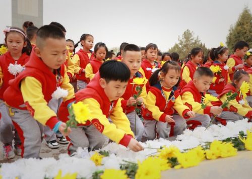 图为高台县第四幼儿园大班幼儿向红西路军烈士墓敬献菊花寄托哀思.JPG