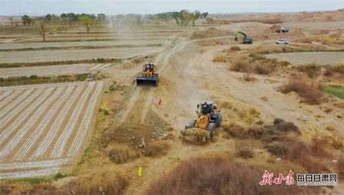 瓜州县锁阳城镇东巴兔村槽子沟河下段防洪治理工程建设现场1.jpg