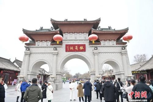 2023年3月，“我和四季有个约会”——“车窗外的春天”旅游主题推广和旅行商考察踩线团体走进天水市伏羲庙景区。李亚龙 摄