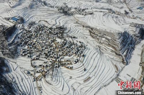 图为航拍甘肃陇南市西和县的“雪后乡村”。(资料图)张平良 摄