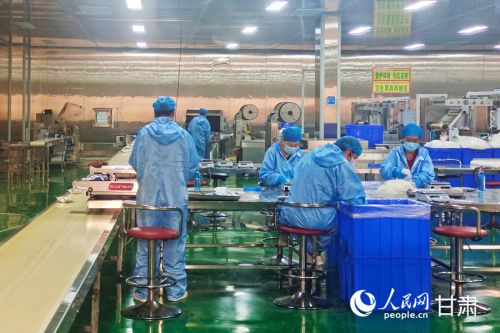 生产车间的工人正在包装粉条。人民网记者 米媛摄