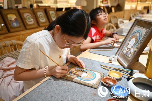 一名学生在敦煌印局临摹莫高窟壁画中的“美人菩萨”。人民网 席娟娟摄