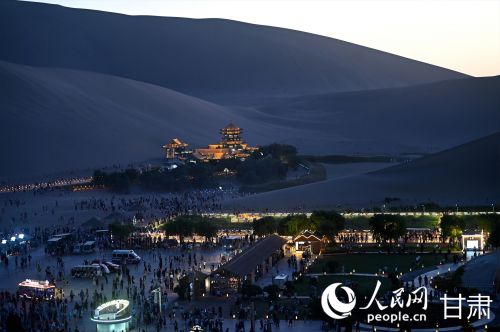 鸣沙山月牙泉景区夜景。人民网 席娟娟摄