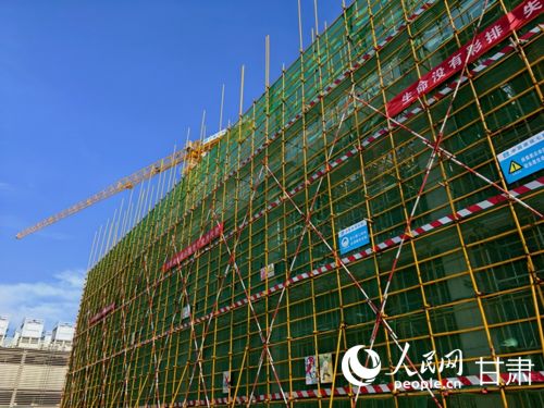 图为今年4月28日中国移动（甘肃·庆阳）数据中心项目建设现场。人民网记者 高翔摄