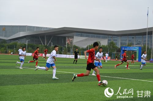 8月5日，甘肃省古浪县代表队与河南省实验中学代表队在比赛中拼抢。人民网 席娟娟摄