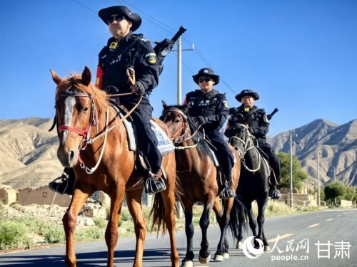 巡逻中的执勤骑警队。人民网记者 周婉婷摄