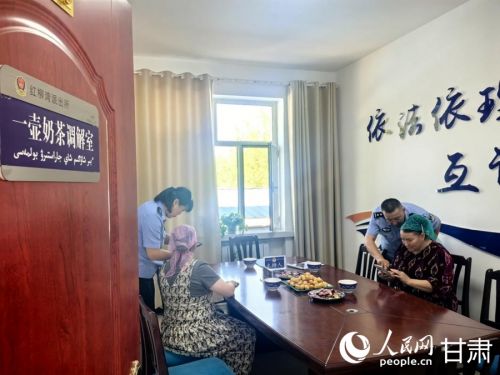 民警为群众调解矛盾纠纷。人民网记者 周婉婷摄