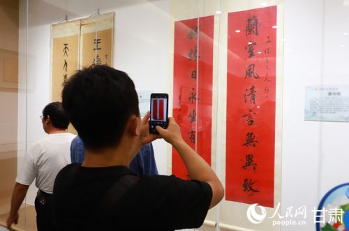 市民在通渭县翰墨文化中心欣赏书画作品。人民网记者 焦隆摄