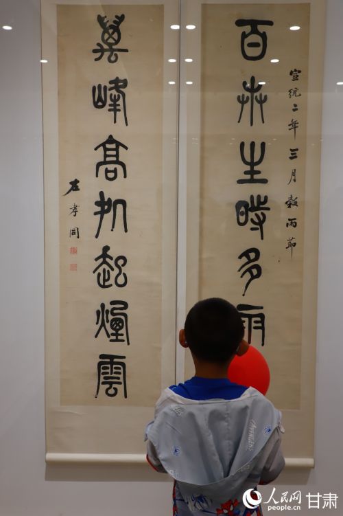 市民在通渭县翰墨文化中心欣赏书画作品。人民网记者 焦隆摄