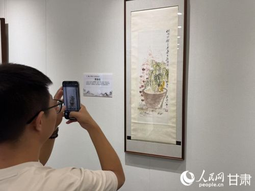 市民在通渭县翰墨文化中心欣赏书画作品。人民网记者 焦隆摄