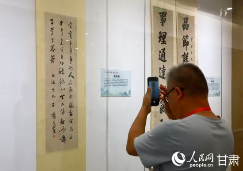 市民在通渭县翰墨文化中心欣赏书画作品。人民网记者 焦隆摄