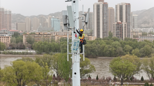 甘肃移动在兰州黄河风情线沿线部署5G-A基站。田永斌摄