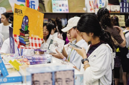 读者在书展上选书