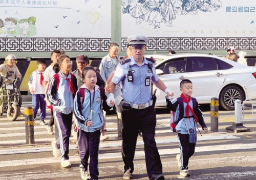 公安交警带领小学生过马路