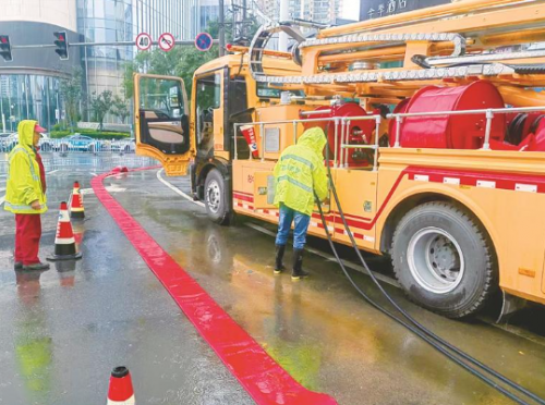 兰州市市政工程服务中心出动车辆设备清理路面积水。常亚金摄