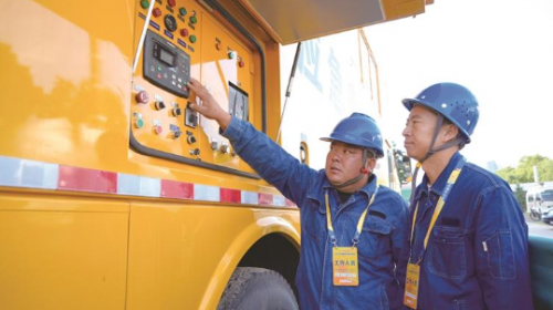 供电部门工作人员检查发电车