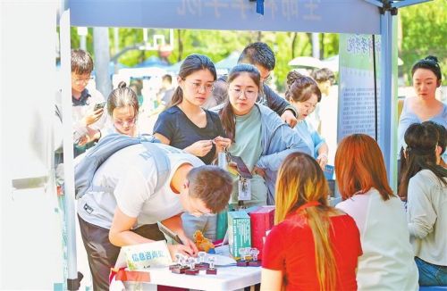 兰州大学新生在所属学院登记注册。新甘肃·甘肃日报记者 马伊星