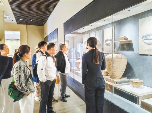 兰州市博物馆内，游客听讲解员讲解文物知识。新甘肃·甘肃日报记者 王君洁