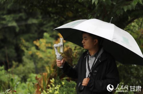 王超正在进行网络直播。人民网记者 邵兰摄