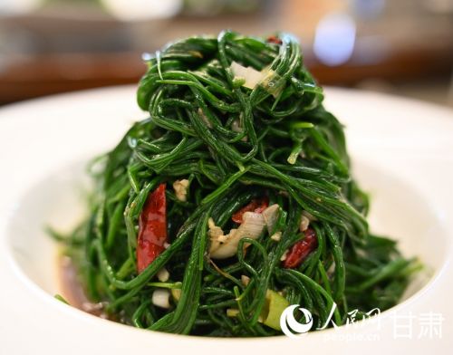 餐桌上的凉拌沙葱。人民网记者 邵兰摄