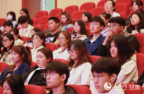 会场的兰州理工大学生。人民网记者 焦隆摄