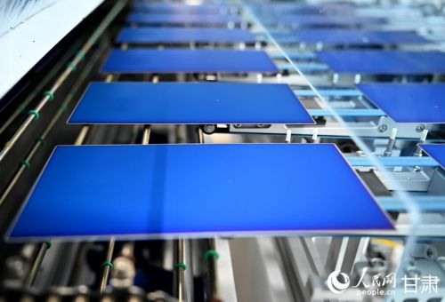 生产线上的光伏电池片。人民网 席娟娟摄