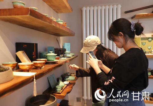 参观陶艺展品的游客。人民网记者 米媛摄