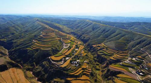 无人机俯拍韦营乡梯田。榆中县委宣传部供图