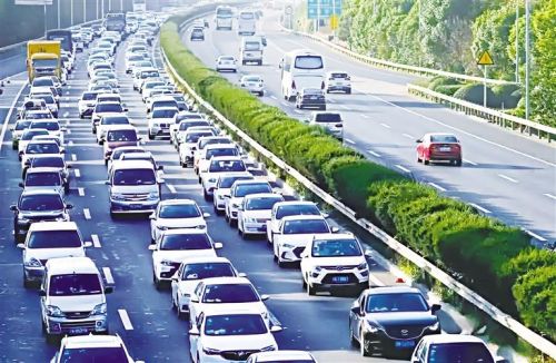 10月5日,G22青兰高速榆中路段车流量较大。