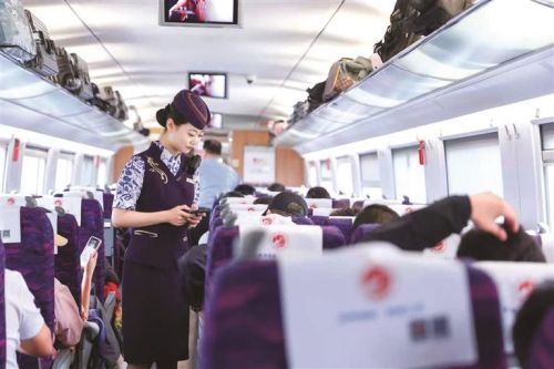旅客在兰州西站乘车返程
