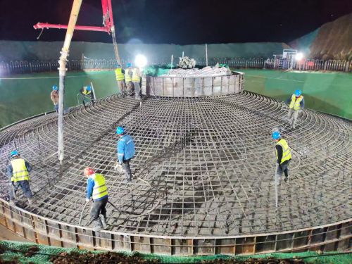 甘肃电投集团庆阳“绿电聚合”试点项目抢抓进度开展风机承台浇筑。张建兵摄