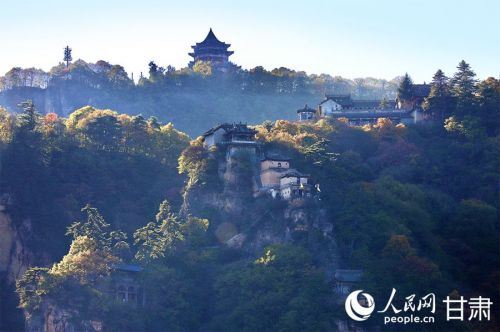 秋日的崆峒山，树树皆秋色，山山唯落晖。人民网记者 焦隆摄