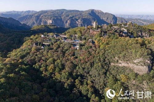 秋日晴空下的崆峒山。人民网记者 焦隆摄