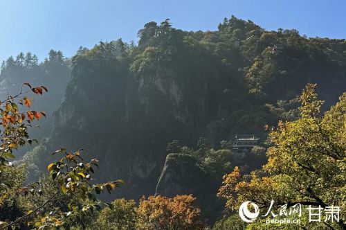 层林尽染崆峒山。人民网记者 焦隆摄