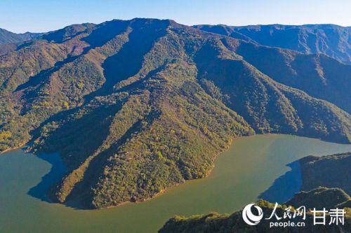 崆峒山下弹筝湖。人民网记者 米媛摄
