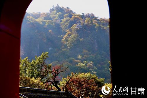 秋日暖阳映照下的崆峒山。人民网记者 焦隆摄