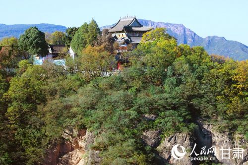 秋阳朗照，崆峒山层林尽染。人民网记者 米媛摄