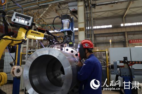 兰州新区兰石集团焊接机器人车间。人民网记者 高翔摄