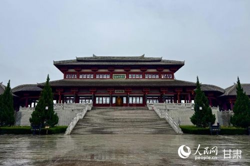 平凉市皇甫谧文化园静矗灵台,成为平凉“文旅+康养”深度融合的生动地标。人民网记者 焦隆摄