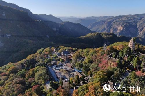 秋日崆峒,层林尽然,织就一山绚烂。人民网记者 米媛摄