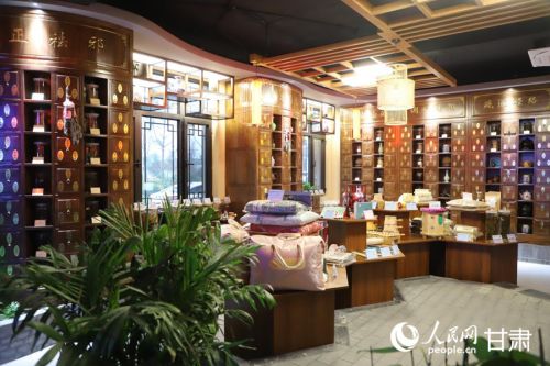 皇甫谧中医针灸传承创新示范中心康养产品展示区。人民网记者 焦隆摄