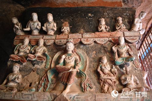 金塔寺石窟内的彩塑。 人民网 席娟娟摄