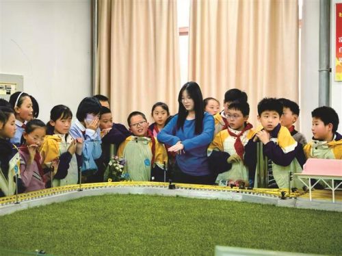 大学生志愿者向学生们讲解轨道交通运行原理