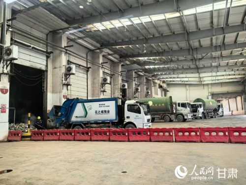 在临夏鹭鸿环保电力有限公司,垃圾运输车进行卸料作业。人民网记者 周婉婷摄