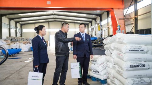 邮储银行工作人员深入园区、企业,全面摸排融资需求。邮储银行甘肃省分行供图